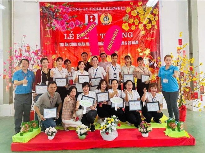 917 lao động gắn bó với công ty ở Bình Phước được tặng vàng