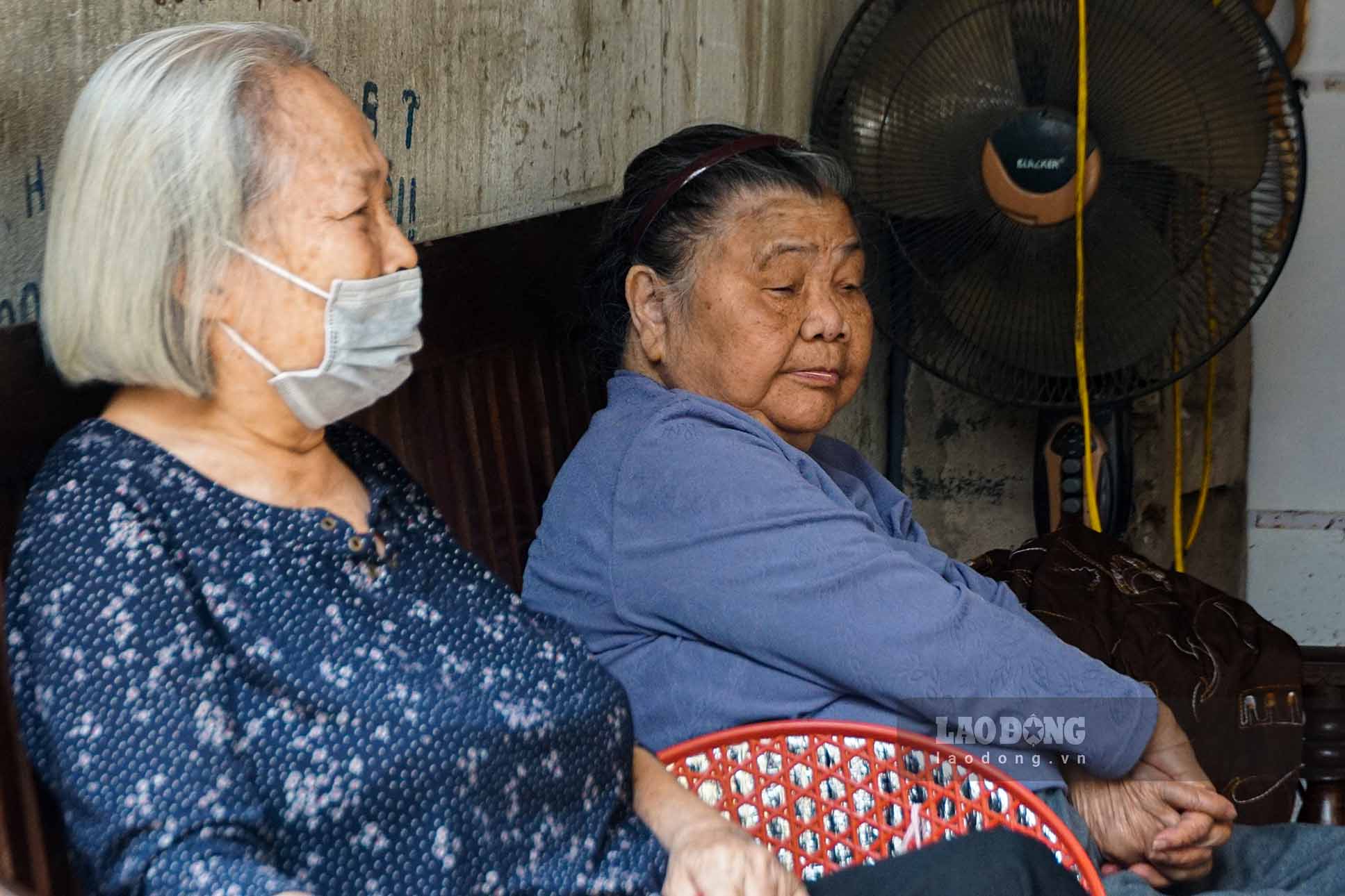 Người dân sống tại đơn nguyên 2 chung cư cũ 51 Huỳnh Thúc Kháng lo lắng về việc phải rời đi không hẹn ngày trở lại. Ảnh: Hữu Vũ