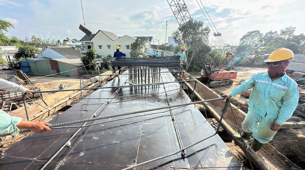 Công nhân thi công một trụ cầu vượt thuộc Dự án cao tốc Châu Đốc - Cần Thơ - Sóc Trăng đoạn qua tỉnh Sóc Trăng. Ảnh: Phương Anh