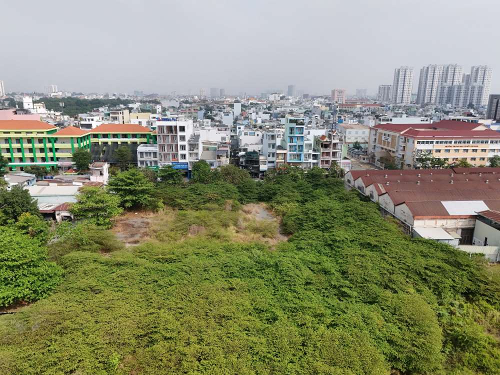 Ghi nhận của Lao Động ngày 23.3, hiện khu đất này chỉ còn lại một bãi đất hoang với cây cối um tùm. Ảnh: Anh Tú