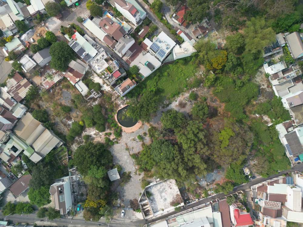 Toàn cảnh khu đất rộng hơn 15.000 m2, từng là trụ sở của một nhà hàng, cũng đang trong tình trạng bỏ hoang. Ảnh: Anh Tú