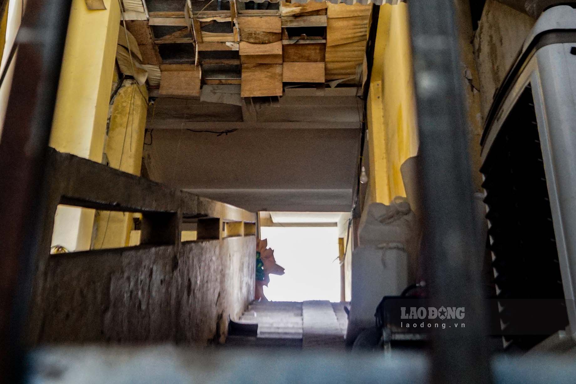 Lối lên đơn nguyên 1 chung cư cũ 51 Huỳnh Thúc Kháng đã khóa lại, trở thành nơi để đồ đạc của một số hộ kinh doanh. Ảnh: Hữu Vũ