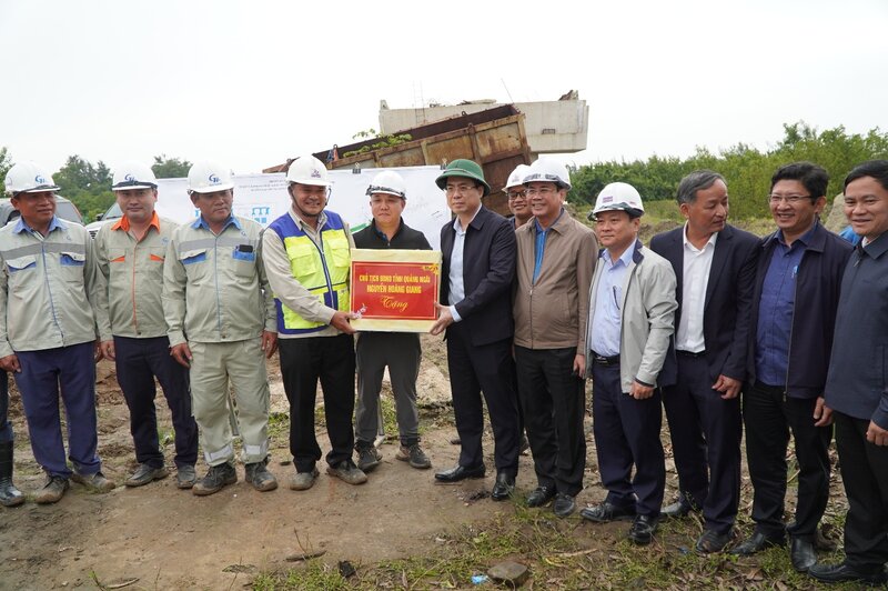 Ông Nguyễn Hoàng Giang - Chủ tịch UBND tỉnh Quảng Ngãi kiểm tra tiến độ dự án đường ven biển Dung Quất - Sa Huỳnh giai đoạn IIb và tặng quà động viên đơn vị thi công vượt qua khó khăn, đẩy nhanh tiến độ dự án. Ảnh: Viên Nguyễn.