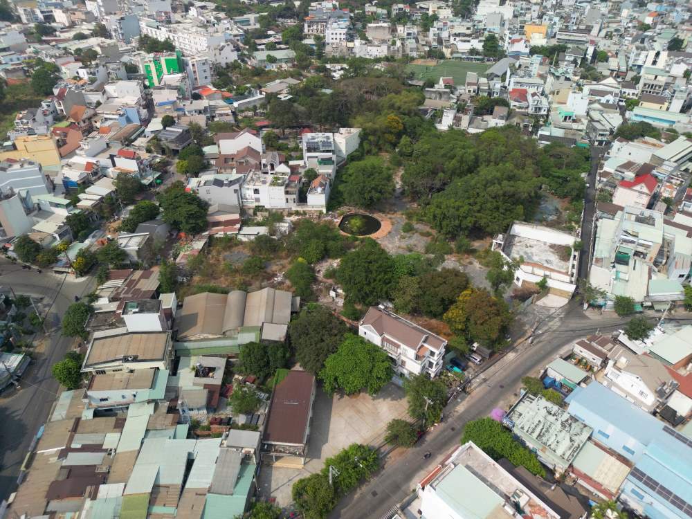 Hiện tại khu đất này trở thành nơi tập kết phế liệu và bãi đỗ xe tự phát. Ghi nhận của phóng viên bên trong khu đất cây cỏ mọc um tùm. Ảnh: Anh Tú