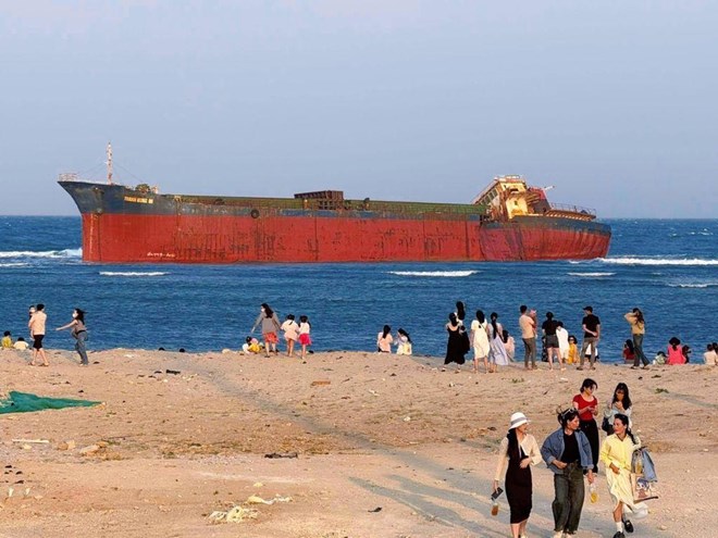 Con tàu ma trôi dạt vào bờ biển Ninh Thuận xuất hiện nứt gãy