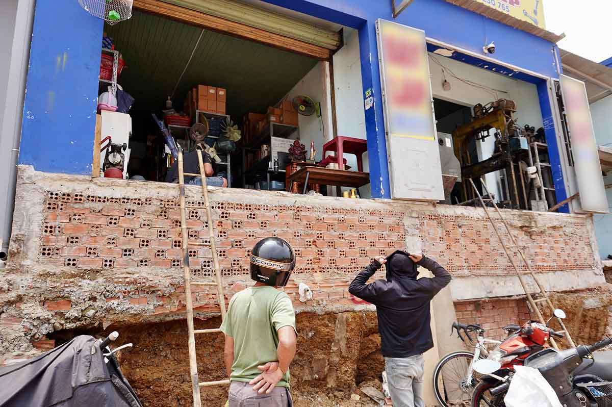 Người dân buôn bán, sinh hoạt bất tiện khi nền đường bị hạ thấp. Ảnh: Như Quỳnh