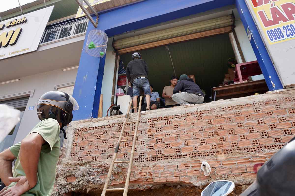 Người dân mua bán bằng cách chuyền tay nhau. Ảnh: Như Quỳnh