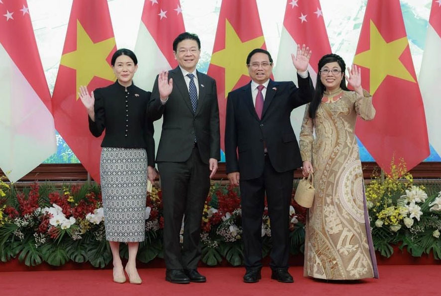 Thủ tướng Chính phủ Phạm Minh Chính và Phu nhân đón Thủ tướng Singapore và Phu nhân. Ảnh: Hải Nguyễn