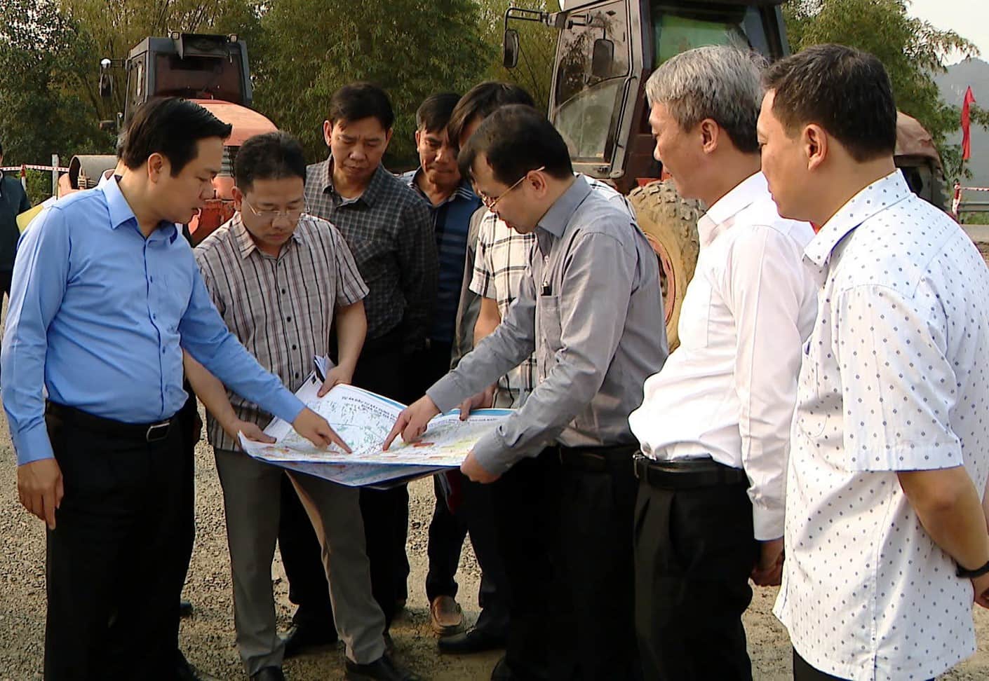 Ông Phạm Quang Ngọc - Chủ tịch UBND tỉnh Ninh Bình (ngoài cùng bên trái) kiểm tra tiến độ thi công dự án đường Bái Đính - Ba Sao. Ảnh: Nguyễn Trường