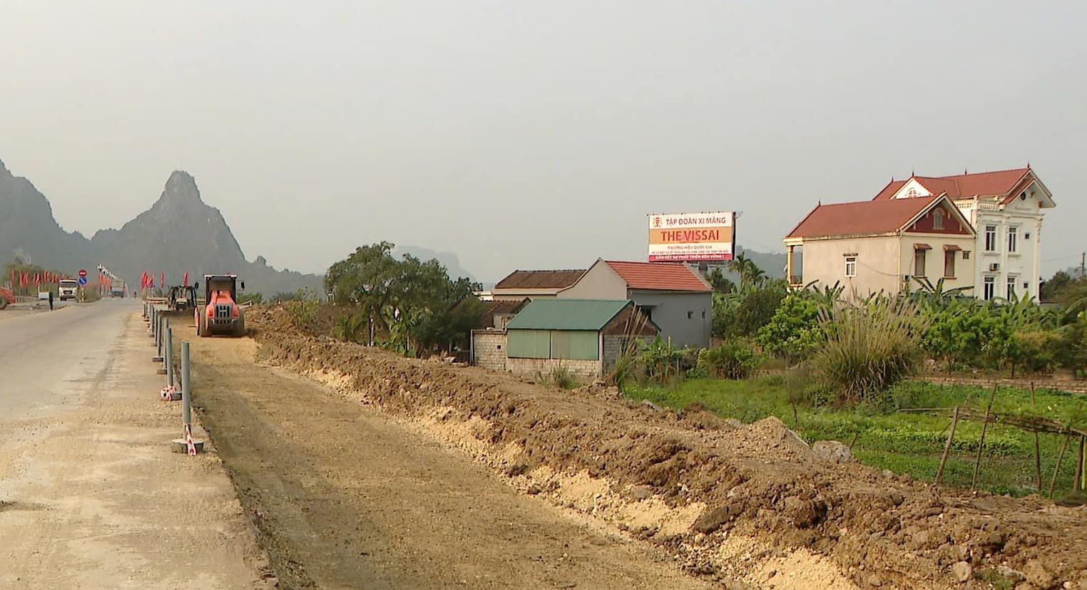Hiện, toàn tuyến mới chỉ có 3,7km/7,6km đã có mặt bằng sạch để triển khai thi công. Ảnh: Nguyễn Trường