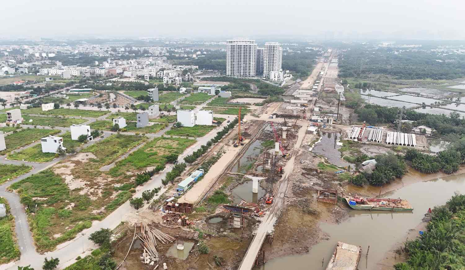 Thi công trụ cầu cạn hướng về nút giao Tân Vạn.  Ảnh: Minh Quân