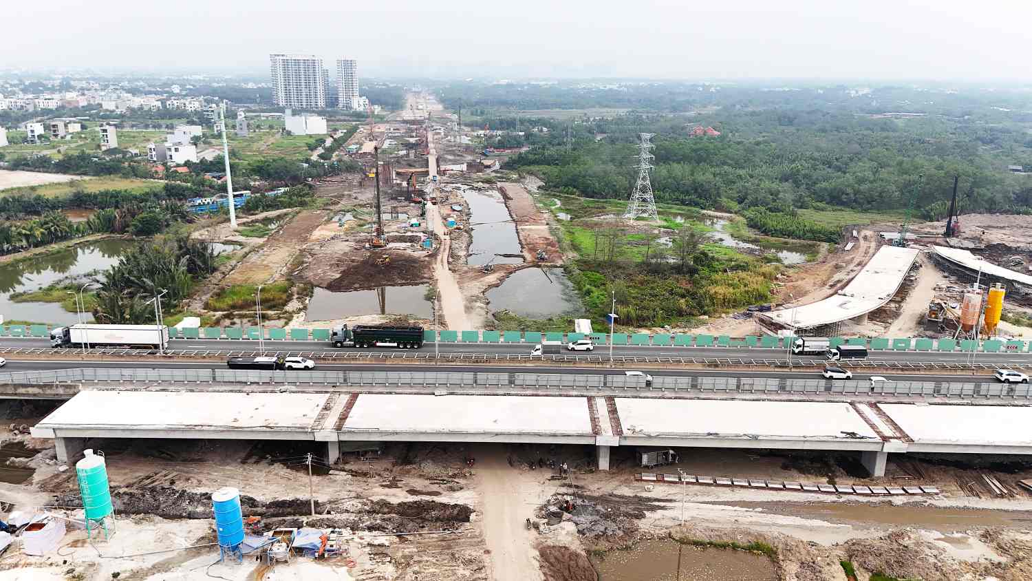 Cầu vượt bằng ngang Vành đai 3 đang được lắp dầm. Ảnh: Minh Quân