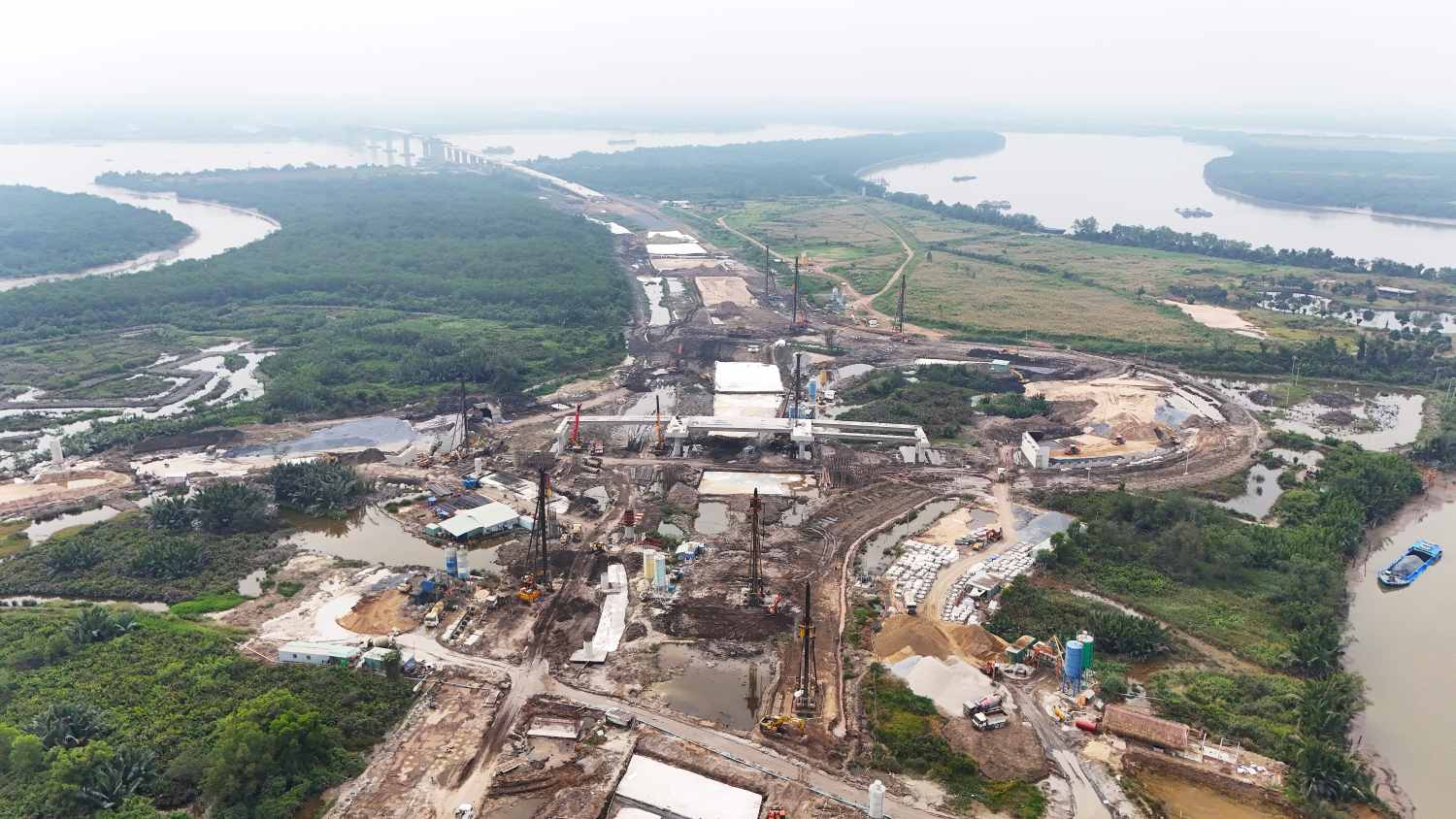 Thi công đường dẫn kết nối cầu Nhơn Trạch.  Ảnh: Minh Quân