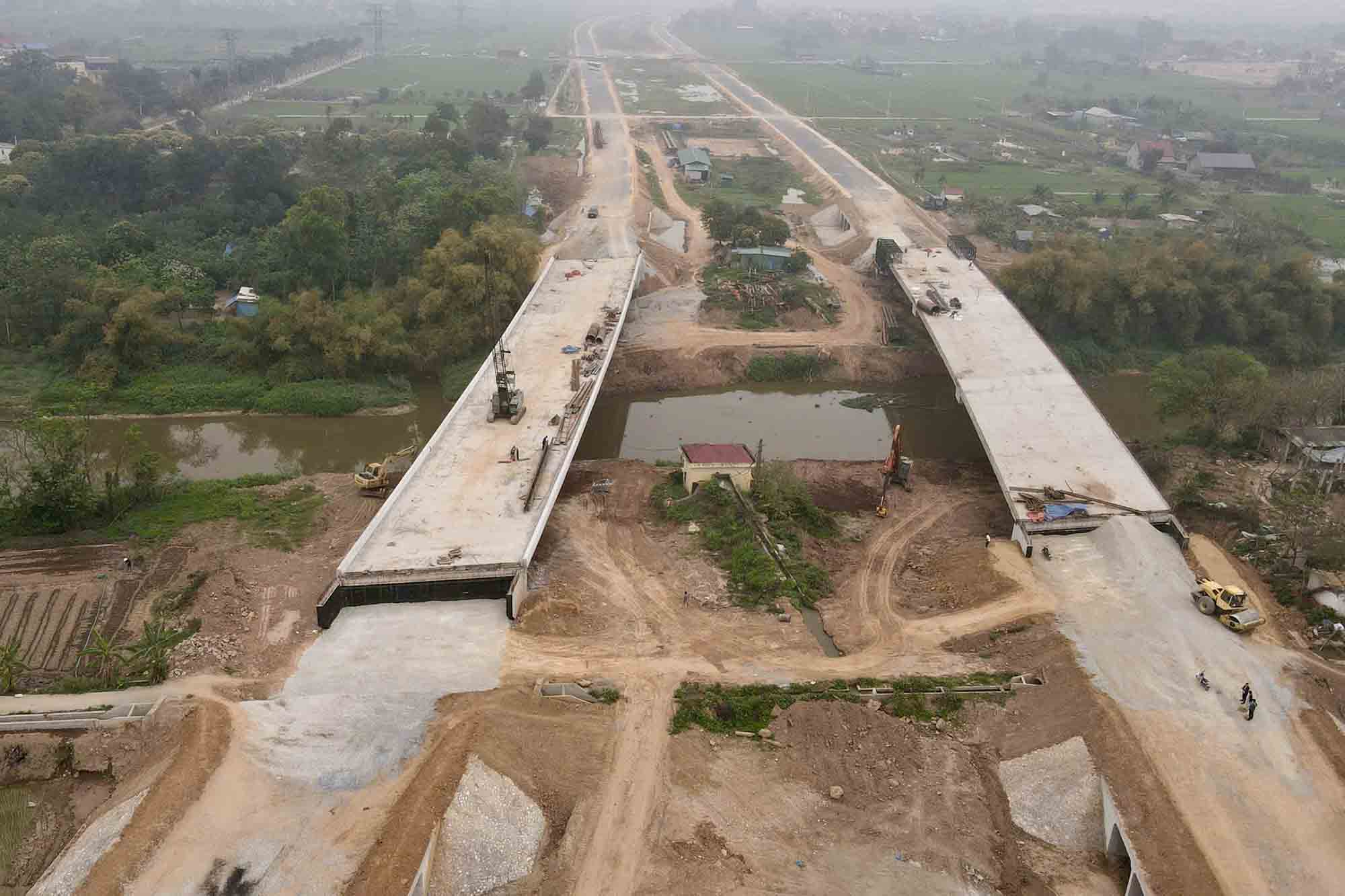 Cầu vượt sông Cà Lồ đã cơ bản hoàn thành các hạng mục chính. Ảnh: Hữu Chánh