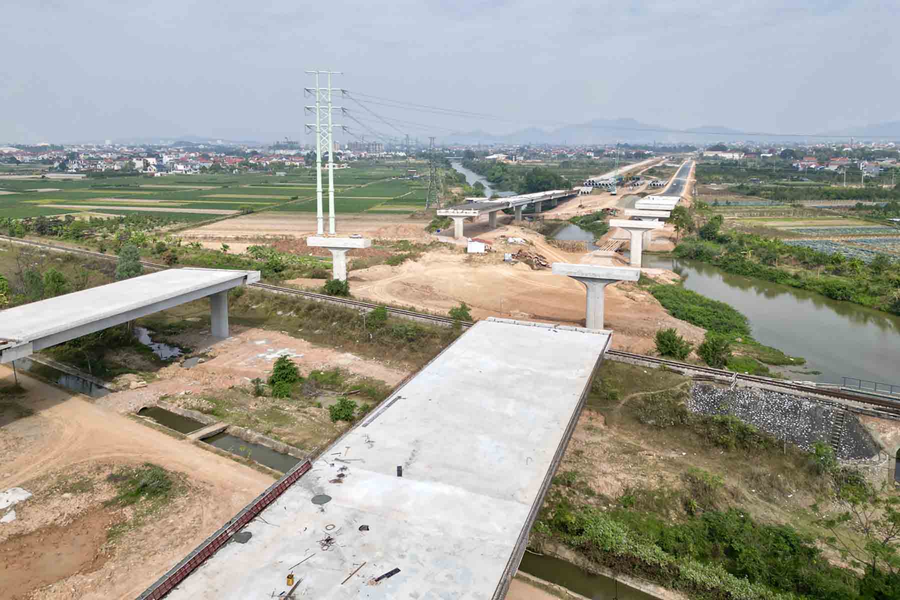 Cầu có 27 nhịp với chiều dài gần 590m, mặt cắt ngang mỗi bên 15m. Ảnh: Hữu Chánh