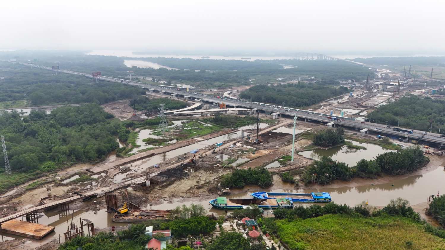 Khu vực nút giao Vành đai 3 TPHCM và cao tốc TPHCM - Long Thành - Dầu Giây, phía xa là đường dẫn tới cầu Nhơn Trạch.  Ảnh: Minh Quân