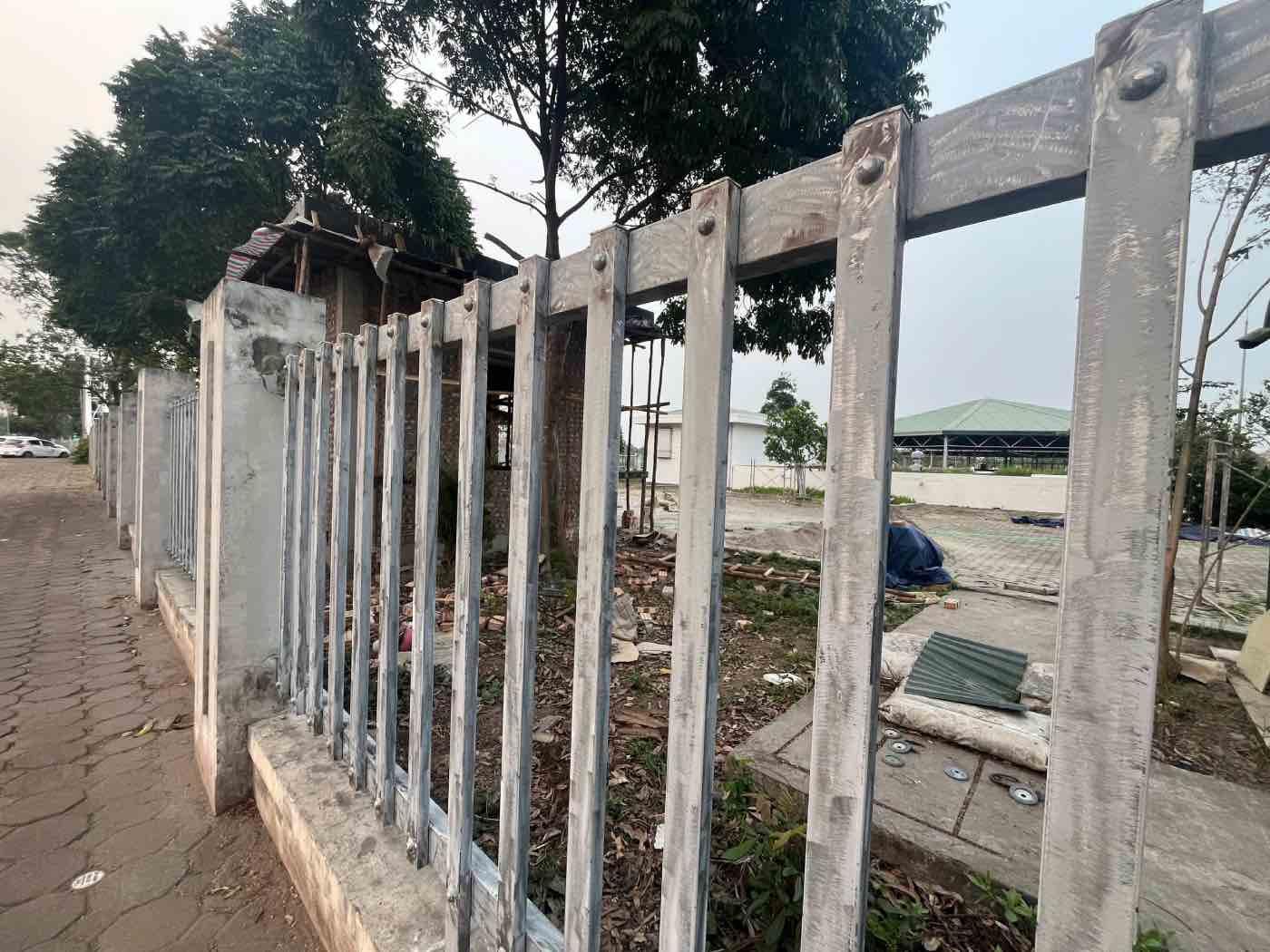 Một số hạng mục xuống cấp tại đây vẫn chưa được sửa chữa xong. Ảnh: Khánh An