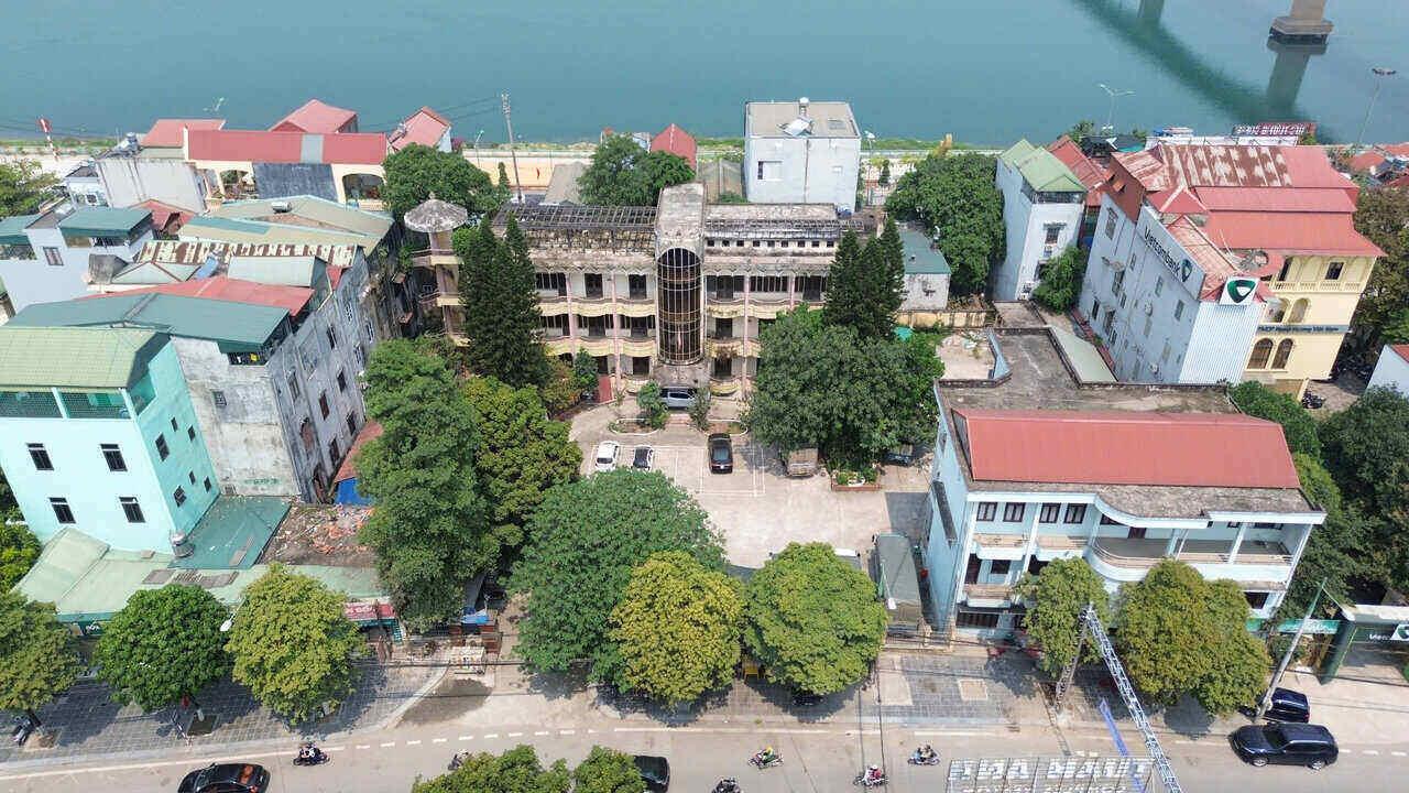 Tọa lạc tại số 812 đường Cù Chính Lan, phường Phương Lâm, thành phố Hòa Bình, một trụ sở được xây dựng với kinh phí hàng trăm tỉ đồng hiện đang bị bỏ hoang trong thời gian dài. Ảnh: Yên San