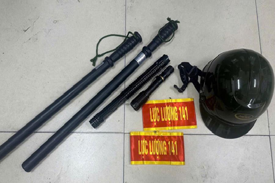 Công cụ hỗ trợ được các đối tượng cầm theo. Ảnh: Công an Hà Nội