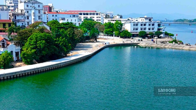 Dự án đường đi bộ ven sông Như Ý đi qua hai phường Phú Hội và Xuân Phú (TP. Huế) là công trình thuộc dự án cải thiện môi trường nước TP. Huế, giai đoạn 2. Ảnh: Phúc Đạt.