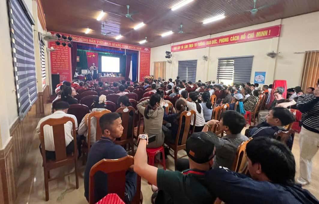 Rất đông người tham giá đấu giá 42 lô đất ở xã Liên Minh, huyện Đức Thọ. Trong đó, nhiều lô được đấu với giá gấp hơn 2 lần so với giá khởi điểm. Ảnh: Lam Tuấn.