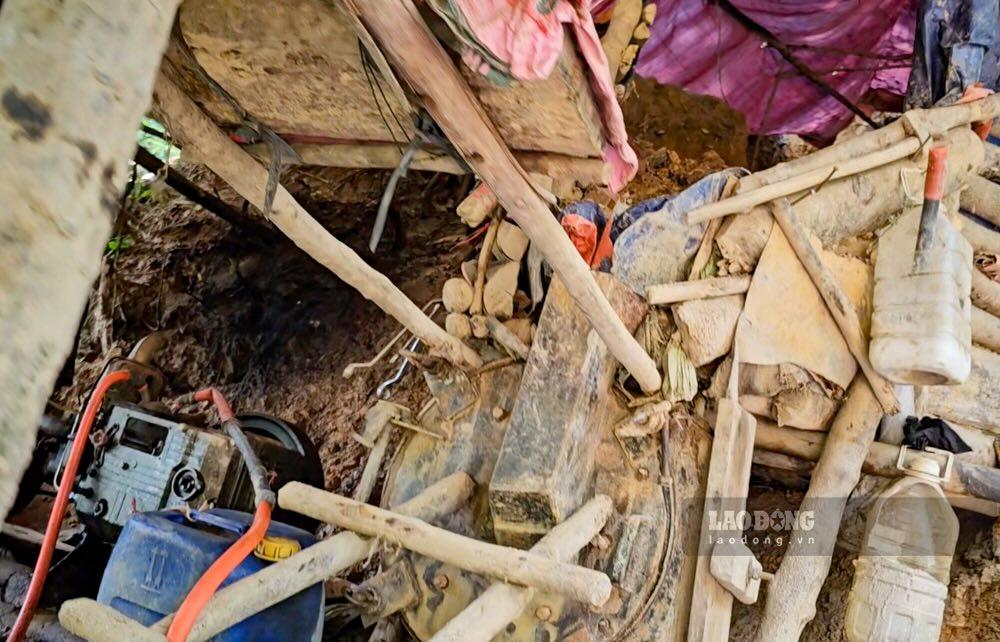 Máy nổ ở trong chiếc lán ở giữa rừng phục vụ cho việc đãi vàng. Ảnh: Nguyễn Luân