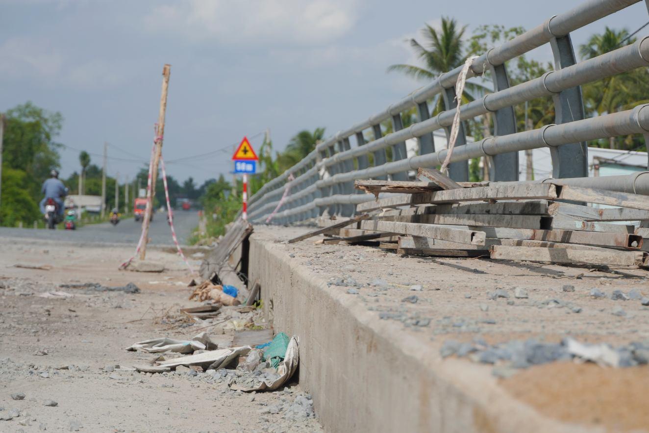 Mặt cầu chưa được thi công xong và vật liệu ngổn ngang trên một cây cầu ở Đường tỉnh 918. Ảnh: Tạ Quang