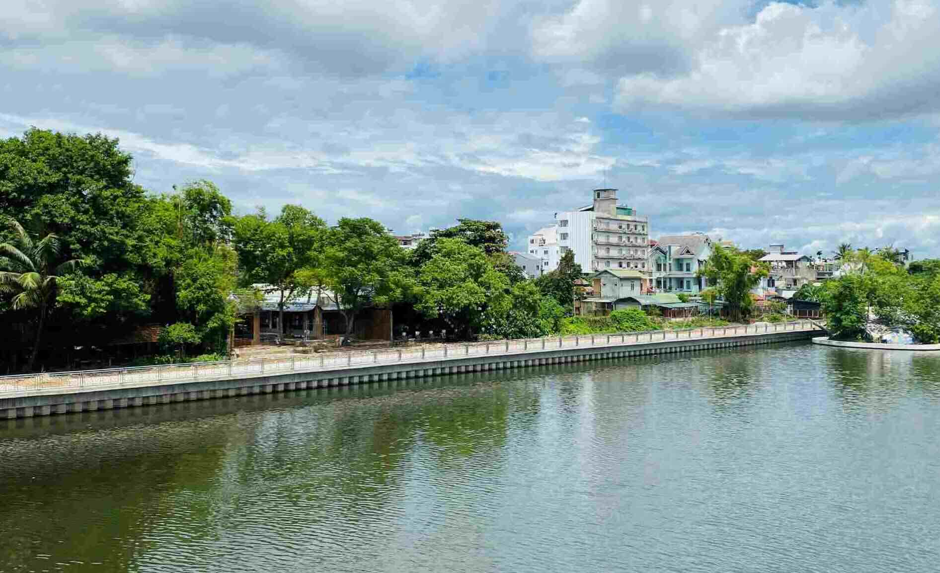 Một phần của dự án đường đi bộ ven sông Như Ý (quận Thuận Hoá, TP Huế). Ảnh: Phúc Đạt
