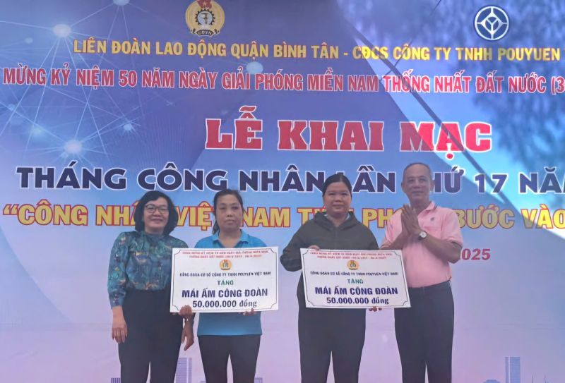 Công nhân có hoàn cảnh khó khăn về nhà ở được Ban Giám đốc và Công đoàn Công ty PouYuen tặng “Mái ấm công đoàn“. Ảnh: Đức Long