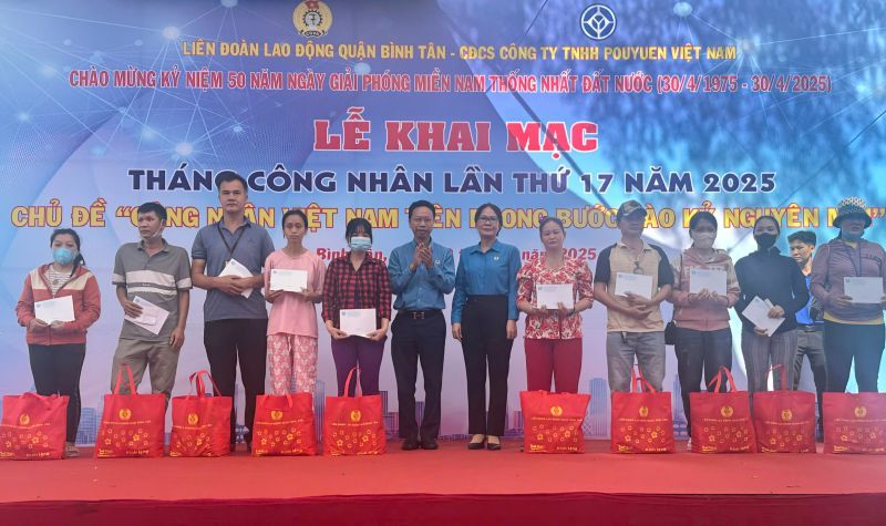Đại diện LĐLĐ TPHCM và LĐLĐ quận Bình Tân quà cho các công nhân bị bệnh hiểm nghèo, bị tai nạn lao động và có hoàn cảnh khó khăn. Ảnh: Đức Long