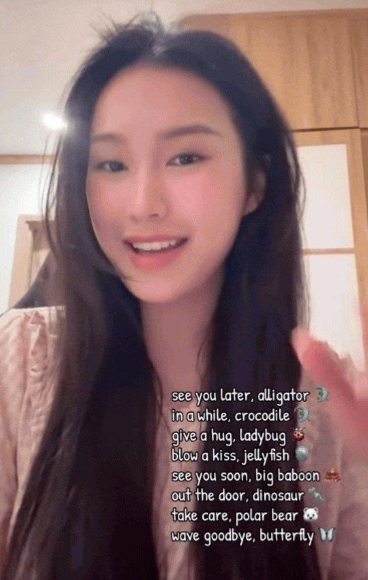 Vợ Đoàn Văn Hậu gây sốt khi hát ca khúc tiếng Anh. Ảnh: Cắt từ video