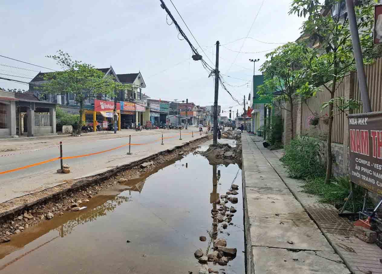 Đào đường lên rồi vướng lưới điện chưa di dời đã ảnh hưởng đến đi lại, kinh doanh của các hộ dân. Ảnh: Trần Tuấn.