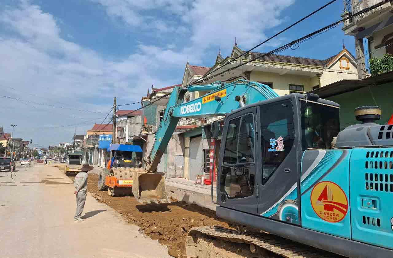 Máy đào thi công chạm lưới điện tiềm ẩn mất an toàn. Ảnh: Trần Tuấn.