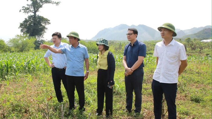 Lãnh đạo tỉnh Sơn La kiểm tra thực địa khu vực diễn ra lễ khởi công dự án. Ảnh: Huy Thành