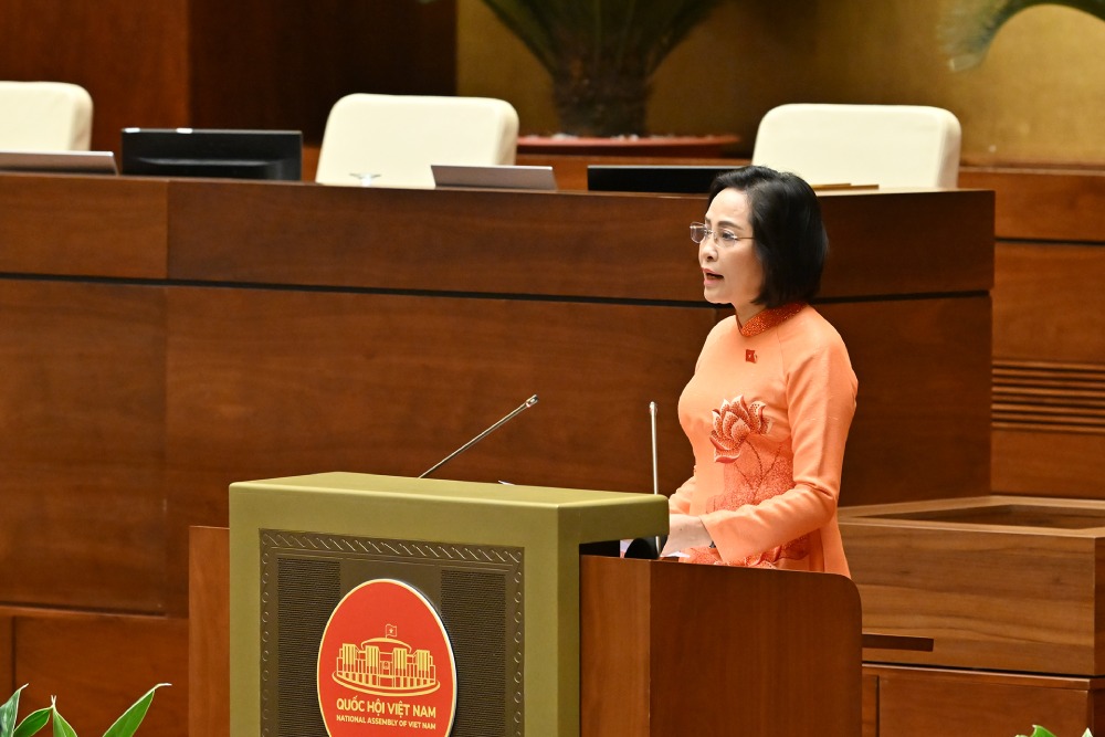 Phó Chủ tịch Quốc hội Nguyễn Thị Thanh trình bày tờ trình về ngày bầu cử toàn quốc. Ảnh: Phạm Đông