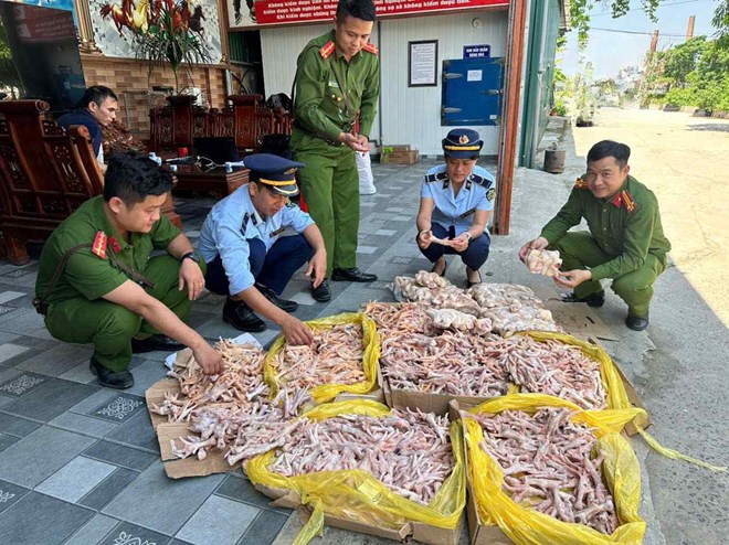 Phát hiện 475kg chân gà, đuôi lợn không rõ nguồn gốc tại TP Vinh
