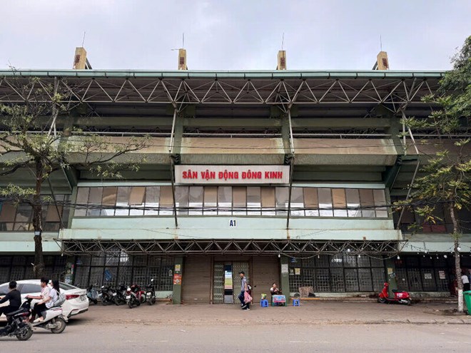 Hình ảnh xuống cấp của sân vận động Đông Kinh trước khi Lạng Sơn chi 500 tỉ đồng xây mới