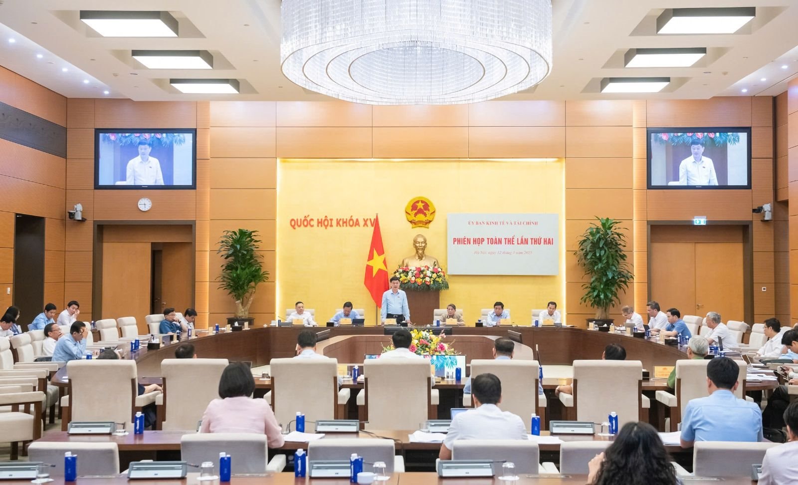 quang-canh-phien-hop.jpg