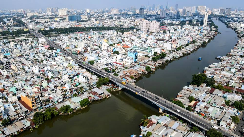 Nhà dân hai bên bờ kênh Đôi (Quận 8). Ảnh: Anh Tú