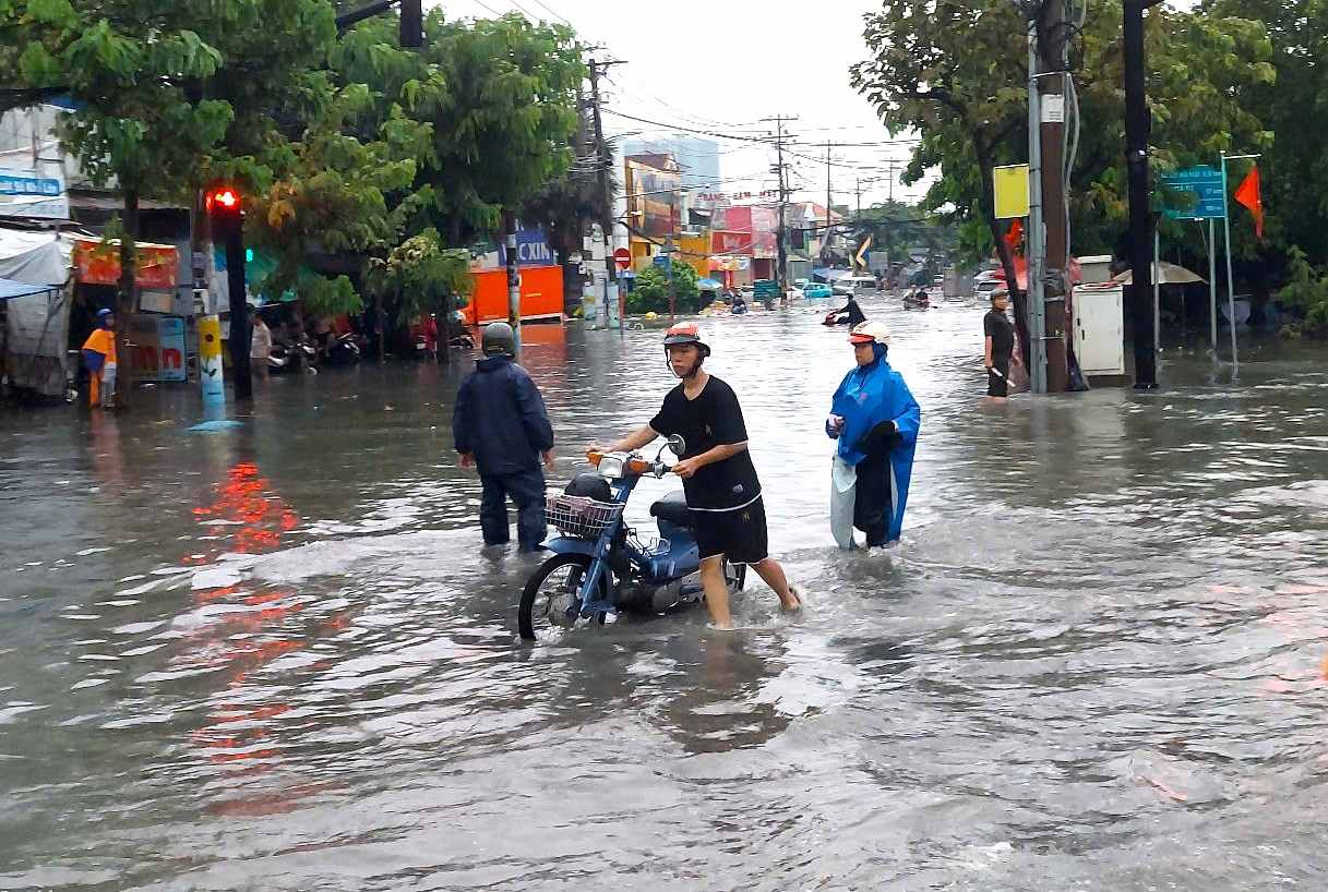 Khu vực cầu Gò Dưa, TP Thủ Đức ngập nước sau mưa lớn sáng 10.5.  Ảnh: Minh Quân