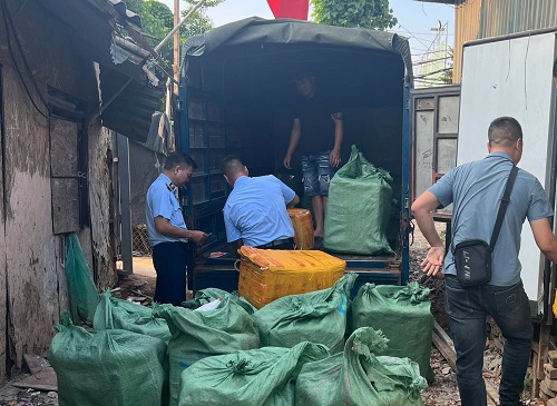 Lực lượng chức năng thu giữ 800kg trứng gà non, tràng gà trôi nổi. Ảnh: QLTT