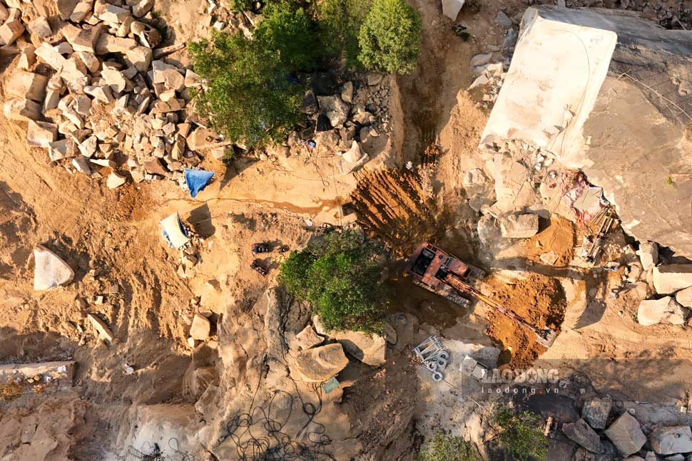 Máy xúc, máy cắt, khoan đục vẫn ngày ngày găm thẳng vào núi đá. Ảnh: Hoài Phương