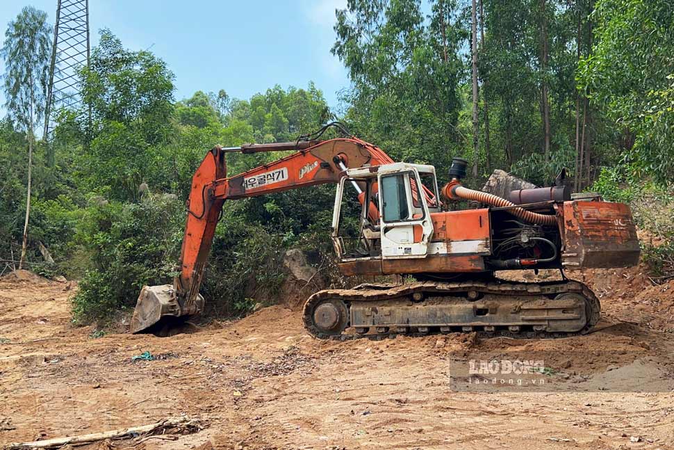 Phương tiện được điều động lên núi để phục vụ hoạt động khai thác. Ảnh: Hoài Phương