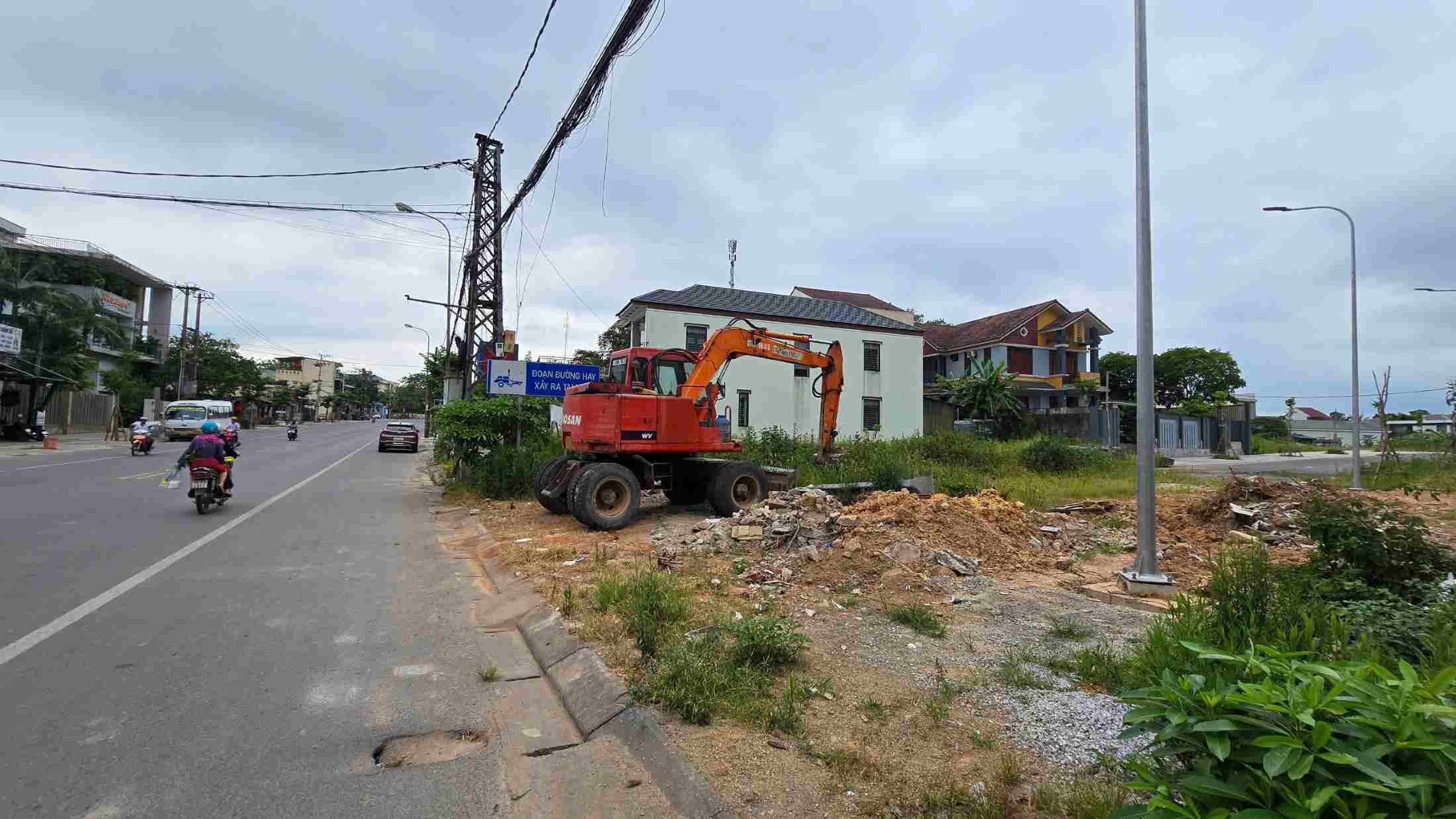 Chưa được phép đấu nối với Quốc lộ 9, 20 mét đoạn đầu tuyến đường Nguyễn Trãi nối dài hiện là bãi đất trống với cỏ rác vây quanh. Ảnh: Hưng Thơ