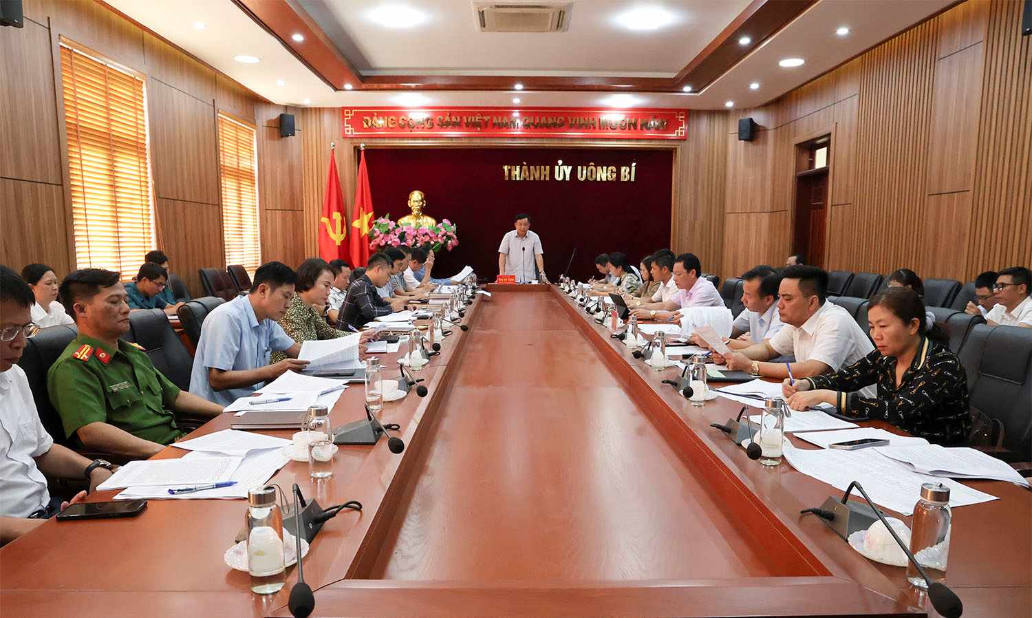 Hội nghị nghe và cho ý kiến vào Dự thảo Báo cáo chính trị Đại hội Đảng bộ phường Uông Bí, tỉnh Quảng Ninh, nhiệm kỳ 2025-2030. Ảnh: Công thông tin TP Uông Bí.