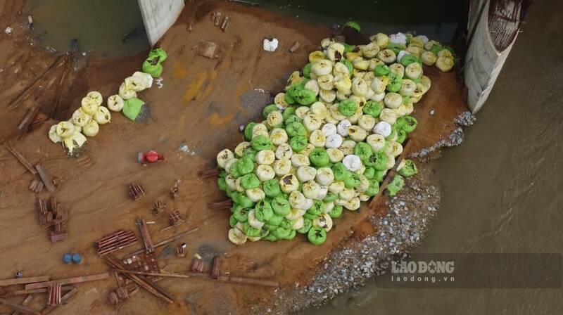 Nhiều vị trí phải chắn dòng nước để triển khai thi công. Ảnh: Lam Thanh