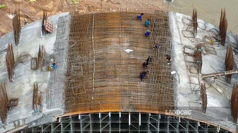 Các công nhân thi công dự án đập dâng. Ảnh: Lam Thanh