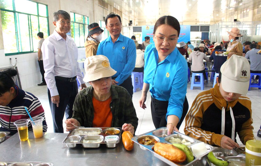 Chủ tịch CĐCS Công ty Phùng Thị Lý Ngọc kiểm tra suất ăn. Ảnh: Thanh Mai