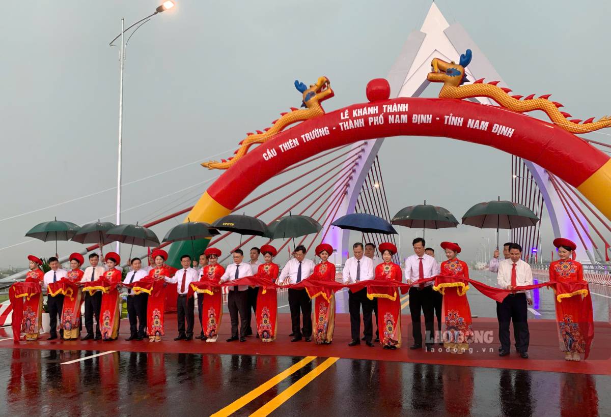 Các đại biểu cắt băng khánh thành cầu Thiên Trường. Ảnh: Lương Hà