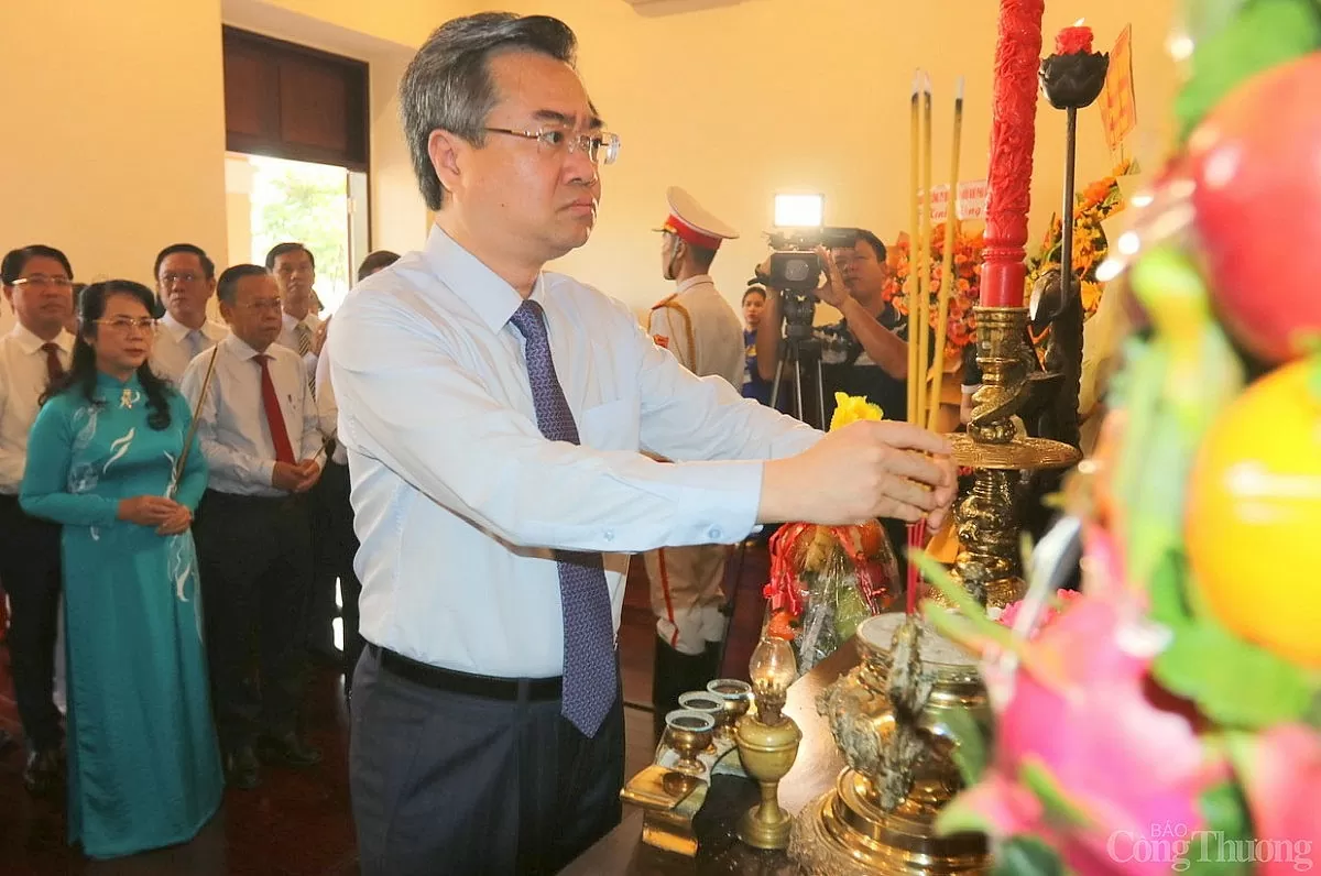 Lãnh đạo, nhân dân TP. Hồ Chí Minh dâng hương tưởng nhớ Bác Hồ